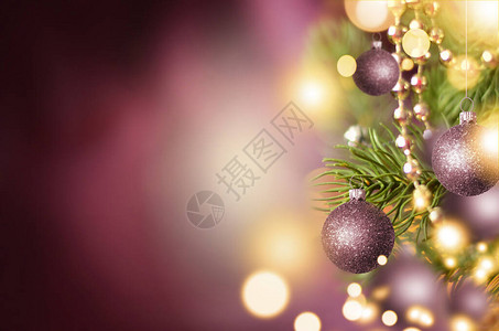 圣诞树有球和灯光的圣诞树在圣诞图片