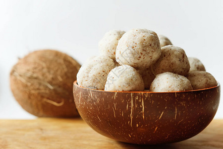 天然椰子碗里有杏仁的自制椰子能量球图片