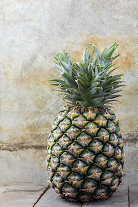 背景墙上的木板上的菠萝图片