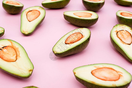 Avocado自然颜色和状况在粉红图片