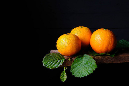 新鲜橙子的静止生命还有黑色图片