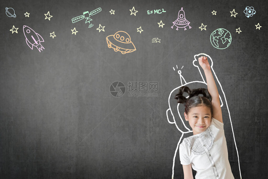 儿童在科学教育中的学习灵感与女孩的想象力涂鸦在教师学校黑板上图片