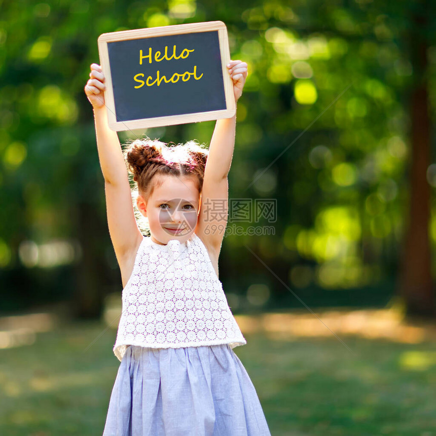 快乐的小女孩手里拿着空的粉笔桌小学第一天的小学生户外健康可爱的孩子图片