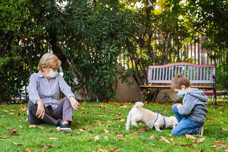 祖母和小孩在后院玩智能手机图片