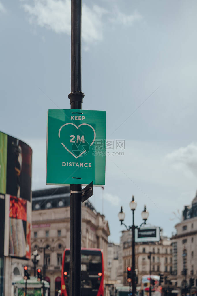 在英国伦敦的一条街上保留两米长的绿色标志有图片