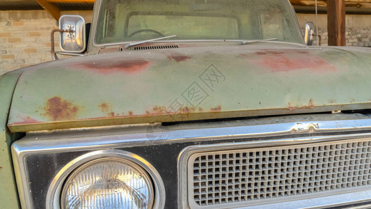 Front看到一辆老旧绿色汽车肮脏和生锈的外表图片