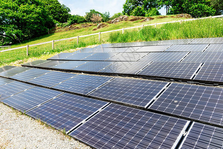 建造太阳能电池板作为替代电源绿色能源可图片