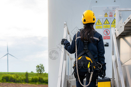泰国风电场安全风力涡轮机的亚洲女检验工程师准图片