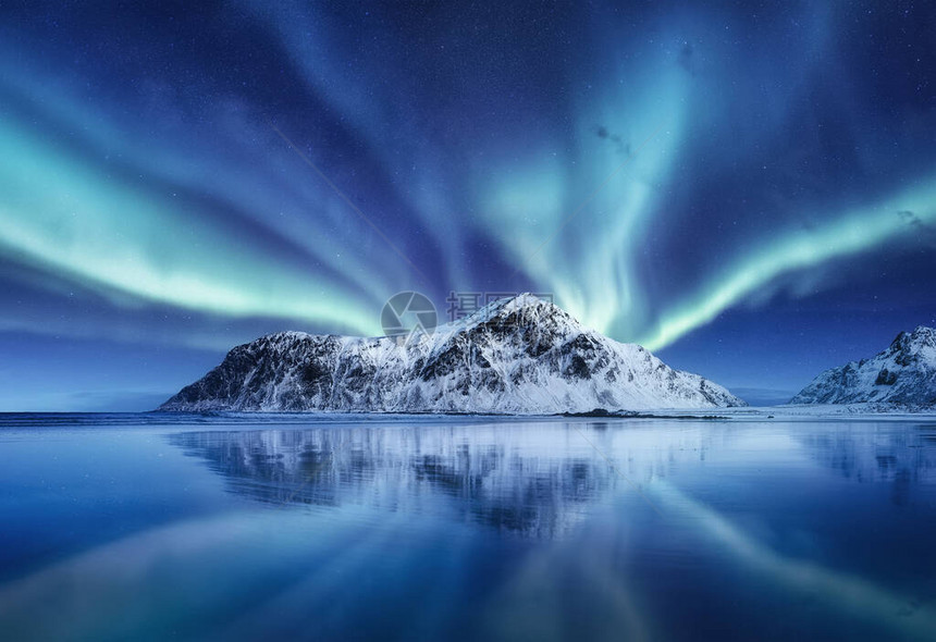 挪威北极光山脉和水面上的倒影极光期间的冬季景观挪威旅图片