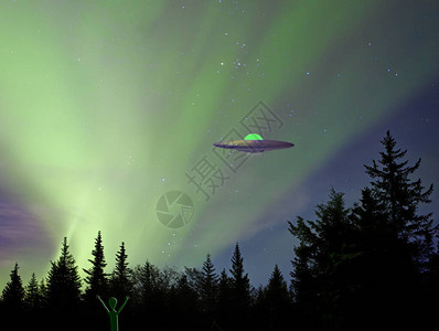 飞行UFO太空船在飞天夜空中飞翔在森林附近的地面上一个挥舞着图片