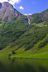 挪威绿色自然和山脉的美丽景色图片