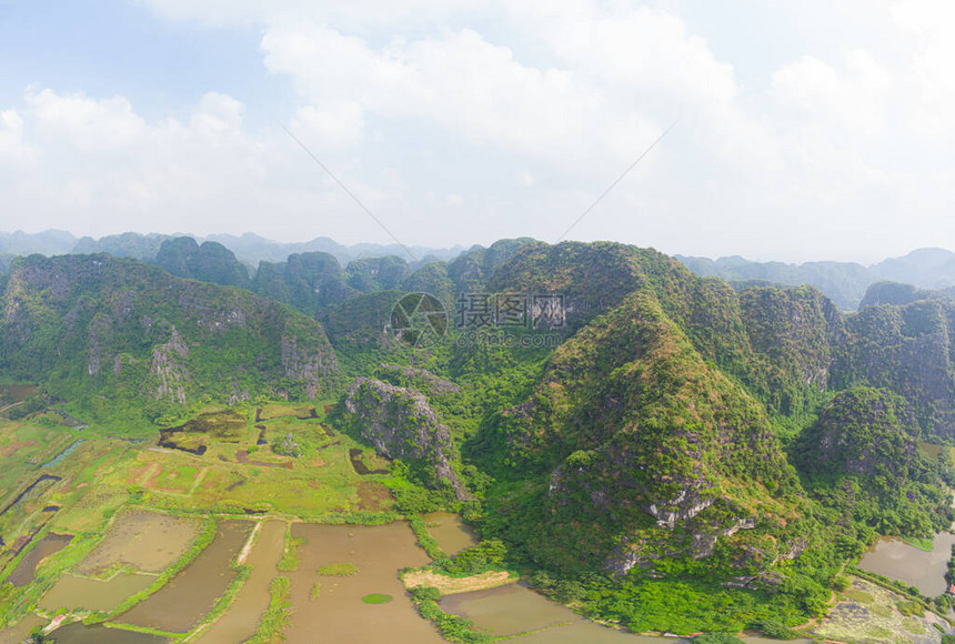 宁平地区鸟瞰图TrangAnTamCoc旅游景点联合国教科文组织世界遗产风景秀丽的河流在越南的喀斯特山脉中爬行图片