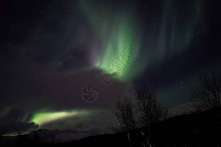 挪威天空中鲜艳的北极光色彩北极光图片