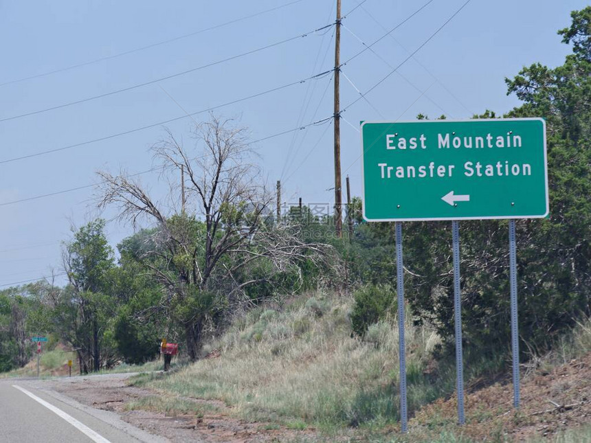 在通往新墨西哥州东山转移站的公路上挂着方向图片