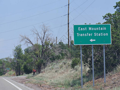 在通往新墨西哥州东山转移站的公路上挂着方向图片