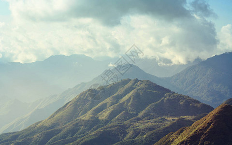 越南绿色陡峭的山脉图片