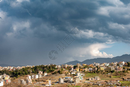 在尼泊尔加德满都市上空暴风雨图片
