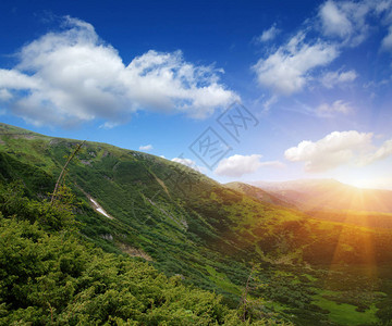 与太阳的山风景图片