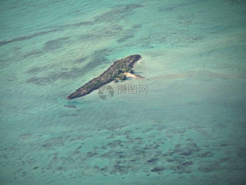 从飞机窗口看到巴哈马拿骚附近一个珊瑚礁的空中景象图片