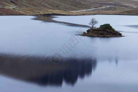 苏格兰斯凯岛Storr岩层的Leathan湖和老人概念背景图片