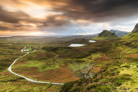 英国苏格兰高地斯凯岛的Quiraing山丘景象背景图片