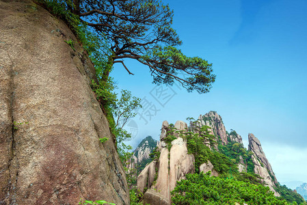 美丽的山峰在天空背景图片