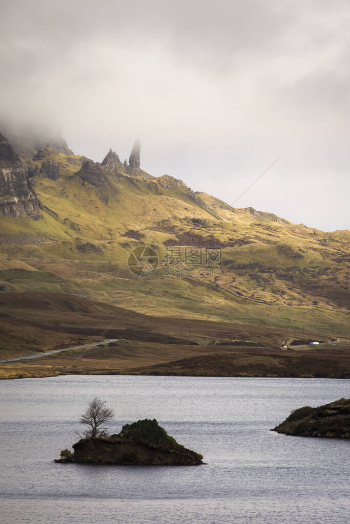 苏格兰斯凯岛Storr岩层的Leathan湖和老人概念图片
