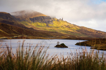 苏格兰斯凯岛Storr岩层的Leathan湖和老人概念背景图片