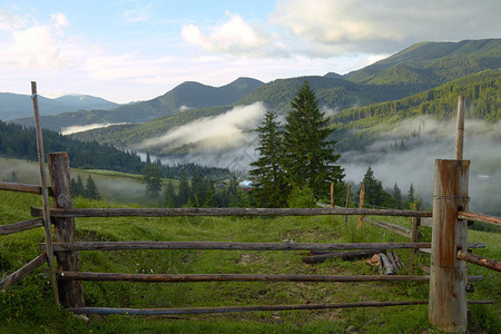山谷牧场的木门和栏杆图片