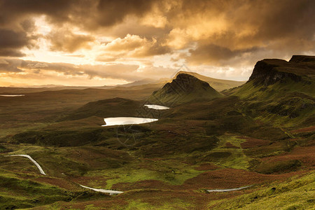 英国苏格兰高地斯凯岛的Quiraing山丘景象背景图片