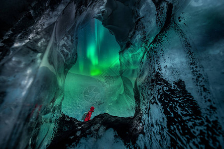 北极光北极光在冰川洞图片