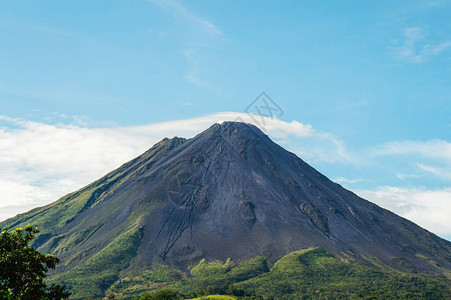 远处看到的阿雷纳尔火山图片