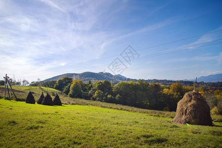 秋天蓝色的天空和明亮的阳光下喀尔巴阡山图片