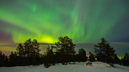 芬兰罗瓦涅米的北极光图片