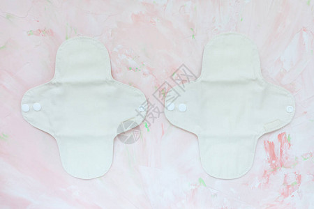 两个白色和米色的可水洗健康可重复使用的月经垫图片