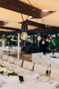LED灯笼罩在宴会桌前的盛宴桌上用于图片