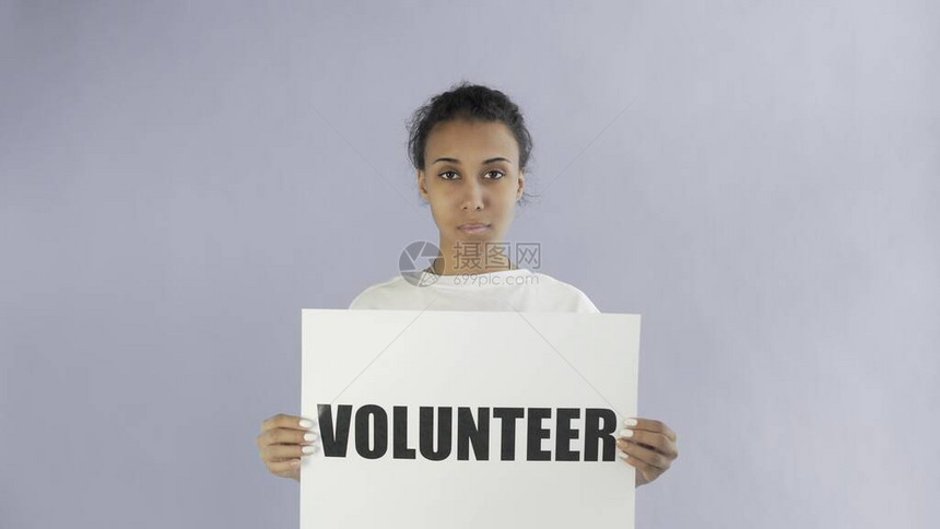 使用灰色背景的志愿人员海报的非裔美洲女孩活动图片