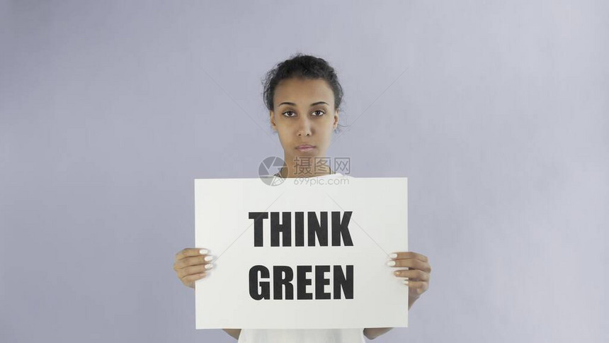 灰色背景的有思想绿色海报的非裔美洲女孩活动图片