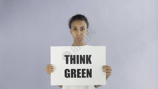 灰色背景的有思想绿色海报的非裔美洲女孩活动图片