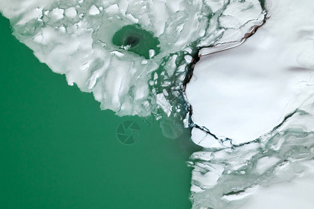 漂浮在高山湖中的冰山图片