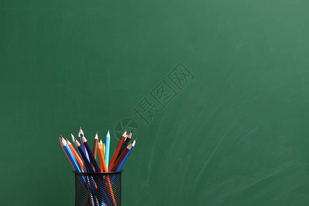 学校黑板附近的一组铅笔背景图片