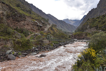 穿越乌鲁邦巴河的Urubamba大桥图片