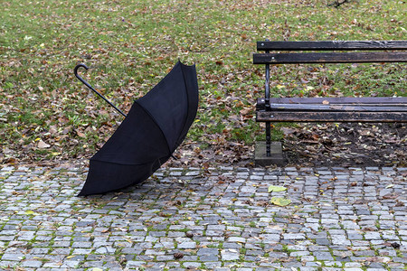 漂浮在公园的黑伞和长凳图片