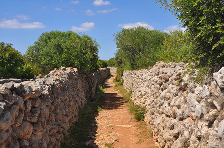 西班牙梅诺尔卡岛西班牙巴利阿里群岛上典型石墙穿图片