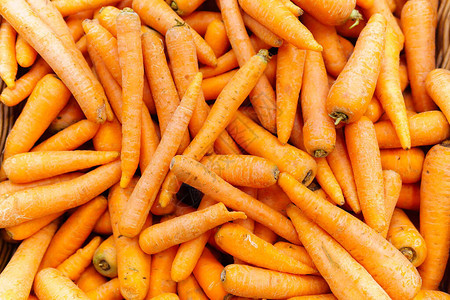 当地农产品胡萝卜在市场上出售有机和生物新鲜图片