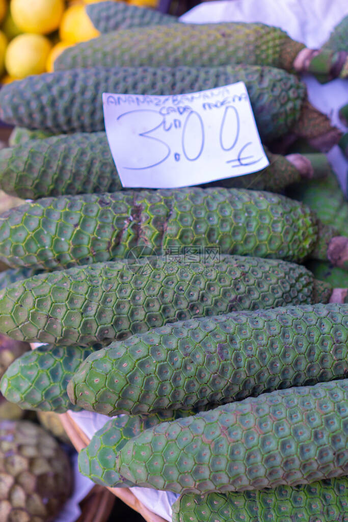 许多菠萝香蕉在市场上图片