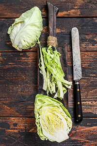 新鲜切片绿色点菜卷心菜木质背图片