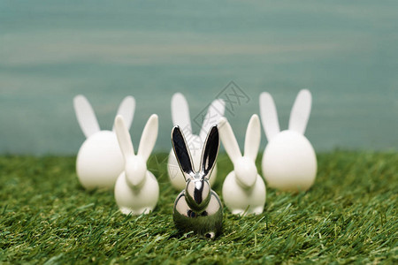 草地上装饰小兔图片