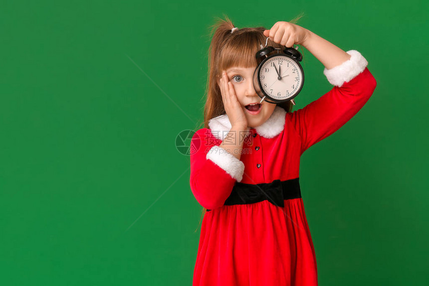 惊讶的小女孩穿着圣诞老人的服装图片