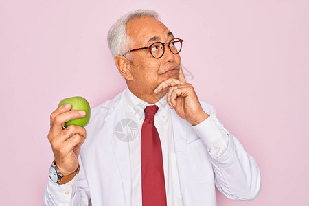 中年白发营养师男子拿着健康的绿色苹果图片